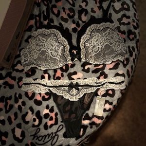 Victoria’s Secret set 36C/L bra/panty